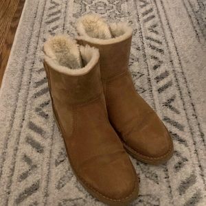 Ugg boots!!! Very cute tie detail on back, chestnut color